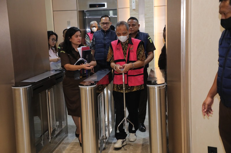 Kejaksaan Agung menetapkan delapan tersangka baru dalam perkara kasus dugaan korupsi pemberian kredit bank kepada PT Sri Rejeki Isman (Sritex). Penetapan itu disampaikan Direktur Penyidikan Jaksa Agung Muda Tindak Pidana Khusus Kejagung Nurcahyo Jungkung Madyo dalam keterangan pers di Gedung Jampidsus Kejagung, Senin (21/7/2025) tengah malam. Kejaksaan Agung menetapkan delapan tersangka baru dalam perkara kasus dugaan korupsi pemberian kredit bank kepada PT Sri Rejeki Isman (Sritex). Penetapan itu disampaikan Direktur Penyidikan Jaksa Agung Muda Tindak Pidana Khusus Kejagung Nurcahyo Jungkung Madyo dalam keterangan pers di Gedung Jampidsus Kejagung, Senin (21/7/2025) tengah malam. (Dok. Kejaksaan Agung)