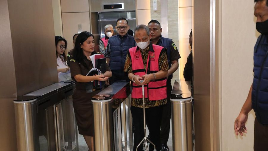 Kejaksaan Agung menetapkan delapan tersangka baru dalam perkara kasus dugaan korupsi pemberian kredit bank kepada PT Sri Rejeki Isman (Sritex). Penetapan itu disampaikan Direktur Penyidikan Jaksa Agung Muda Tindak Pidana Khusus Kejagung Nurcahyo Jungkung Madyo dalam keterangan pers di Gedung Jampidsus Kejagung, Senin (21/7/2025) tengah malam. Kejaksaan Agung menetapkan delapan tersangka baru dalam perkara kasus dugaan korupsi pemberian kredit bank kepada PT Sri Rejeki Isman (Sritex). Penetapan itu disampaikan Direktur Penyidikan Jaksa Agung Muda Tindak Pidana Khusus Kejagung Nurcahyo Jungkung Madyo dalam keterangan pers di Gedung Jampidsus Kejagung, Senin (21/7/2025) tengah malam. (Dok. Kejaksaan Agung)