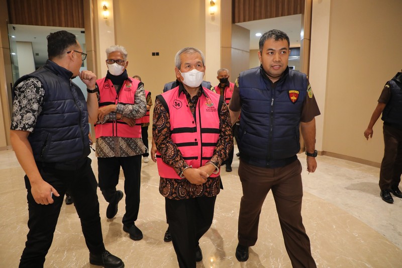 Kejaksaan Agung menetapkan delapan tersangka baru dalam perkara kasus dugaan korupsi pemberian kredit bank kepada PT Sri Rejeki Isman (Sritex). Penetapan itu disampaikan Direktur Penyidikan Jaksa Agung Muda Tindak Pidana Khusus Kejagung Nurcahyo Jungkung Madyo dalam keterangan pers di Gedung Jampidsus Kejagung, Senin (21/7/2025) tengah malam. Kejaksaan Agung menetapkan delapan tersangka baru dalam perkara kasus dugaan korupsi pemberian kredit bank kepada PT Sri Rejeki Isman (Sritex). Penetapan itu disampaikan Direktur Penyidikan Jaksa Agung Muda Tindak Pidana Khusus Kejagung Nurcahyo Jungkung Madyo dalam keterangan pers di Gedung Jampidsus Kejagung, Senin (21/7/2025) tengah malam. (Dok. Kejaksaan Agung)