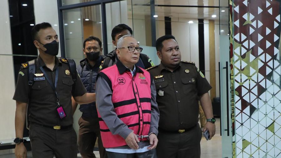 Kejaksaan Agung menetapkan delapan tersangka baru dalam perkara kasus dugaan korupsi pemberian kredit bank kepada PT Sri Rejeki Isman (Sritex). Penetapan itu disampaikan Direktur Penyidikan Jaksa Agung Muda Tindak Pidana Khusus Kejagung Nurcahyo Jungkung Madyo dalam keterangan pers di Gedung Jampidsus Kejagung, Senin (21/7/2025) tengah malam. Kejaksaan Agung menetapkan delapan tersangka baru dalam perkara kasus dugaan korupsi pemberian kredit bank kepada PT Sri Rejeki Isman (Sritex). Penetapan itu disampaikan Direktur Penyidikan Jaksa Agung Muda Tindak Pidana Khusus Kejagung Nurcahyo Jungkung Madyo dalam keterangan pers di Gedung Jampidsus Kejagung, Senin (21/7/2025) tengah malam. (Dok. Kejaksaan Agung)
