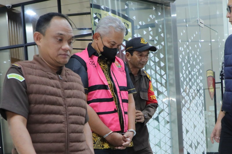 Kejaksaan Agung menetapkan delapan tersangka baru dalam perkara kasus dugaan korupsi pemberian kredit bank kepada PT Sri Rejeki Isman (Sritex). Penetapan itu disampaikan Direktur Penyidikan Jaksa Agung Muda Tindak Pidana Khusus Kejagung Nurcahyo Jungkung Madyo dalam keterangan pers di Gedung Jampidsus Kejagung, Senin (21/7/2025) tengah malam. Kejaksaan Agung menetapkan delapan tersangka baru dalam perkara kasus dugaan korupsi pemberian kredit bank kepada PT Sri Rejeki Isman (Sritex). Penetapan itu disampaikan Direktur Penyidikan Jaksa Agung Muda Tindak Pidana Khusus Kejagung Nurcahyo Jungkung Madyo dalam keterangan pers di Gedung Jampidsus Kejagung, Senin (21/7/2025) tengah malam. (Dok. Kejaksaan Agung)