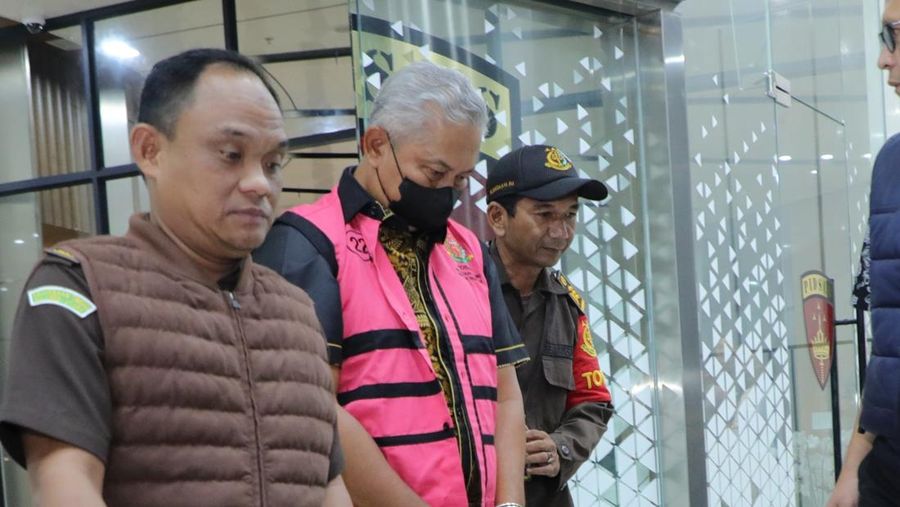 Kejaksaan Agung menetapkan delapan tersangka baru dalam perkara kasus dugaan korupsi pemberian kredit bank kepada PT Sri Rejeki Isman (Sritex). Penetapan itu disampaikan Direktur Penyidikan Jaksa Agung Muda Tindak Pidana Khusus Kejagung Nurcahyo Jungkung Madyo dalam keterangan pers di Gedung Jampidsus Kejagung, Senin (21/7/2025) tengah malam. Kejaksaan Agung menetapkan delapan tersangka baru dalam perkara kasus dugaan korupsi pemberian kredit bank kepada PT Sri Rejeki Isman (Sritex). Penetapan itu disampaikan Direktur Penyidikan Jaksa Agung Muda Tindak Pidana Khusus Kejagung Nurcahyo Jungkung Madyo dalam keterangan pers di Gedung Jampidsus Kejagung, Senin (21/7/2025) tengah malam. (Dok. Kejaksaan Agung)