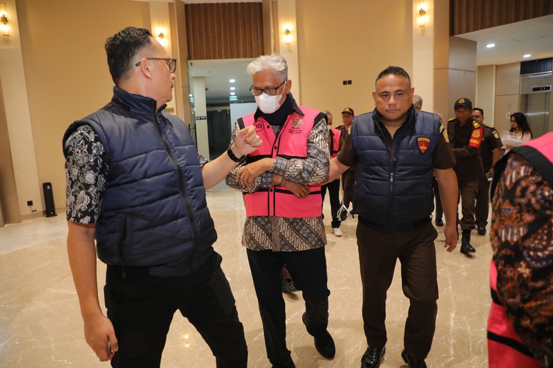 Kejaksaan Agung menetapkan delapan tersangka baru dalam perkara kasus dugaan korupsi pemberian kredit bank kepada PT Sri Rejeki Isman (Sritex). Penetapan itu disampaikan Direktur Penyidikan Jaksa Agung Muda Tindak Pidana Khusus Kejagung Nurcahyo Jungkung Madyo dalam keterangan pers di Gedung Jampidsus Kejagung, Senin (21/7/2025) tengah malam. Kejaksaan Agung menetapkan delapan tersangka baru dalam perkara kasus dugaan korupsi pemberian kredit bank kepada PT Sri Rejeki Isman (Sritex). Penetapan itu disampaikan Direktur Penyidikan Jaksa Agung Muda Tindak Pidana Khusus Kejagung Nurcahyo Jungkung Madyo dalam keterangan pers di Gedung Jampidsus Kejagung, Senin (21/7/2025) tengah malam. (Dok. Kejaksaan Agung)