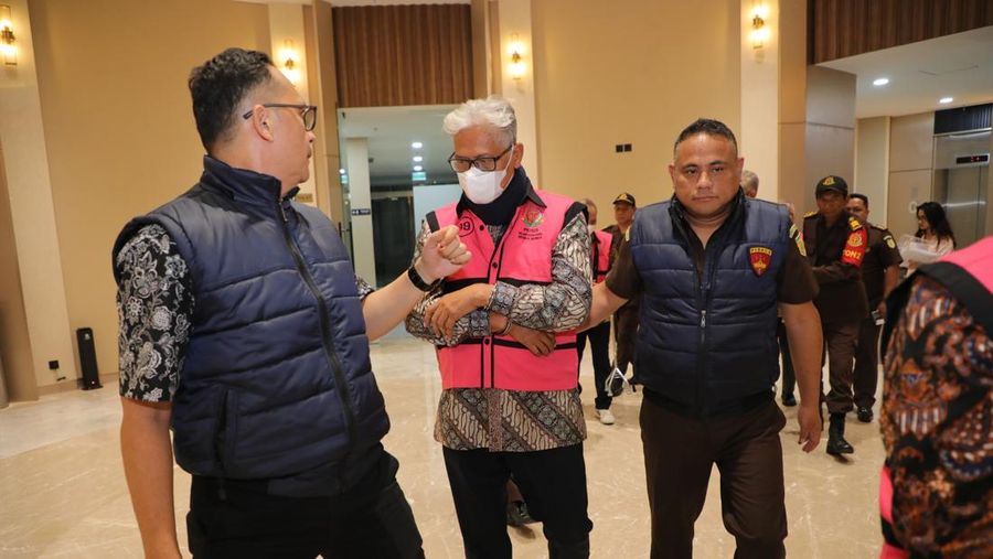 Kejaksaan Agung menetapkan delapan tersangka baru dalam perkara kasus dugaan korupsi pemberian kredit bank kepada PT Sri Rejeki Isman (Sritex). Penetapan itu disampaikan Direktur Penyidikan Jaksa Agung Muda Tindak Pidana Khusus Kejagung Nurcahyo Jungkung Madyo dalam keterangan pers di Gedung Jampidsus Kejagung, Senin (21/7/2025) tengah malam. Kejaksaan Agung menetapkan delapan tersangka baru dalam perkara kasus dugaan korupsi pemberian kredit bank kepada PT Sri Rejeki Isman (Sritex). Penetapan itu disampaikan Direktur Penyidikan Jaksa Agung Muda Tindak Pidana Khusus Kejagung Nurcahyo Jungkung Madyo dalam keterangan pers di Gedung Jampidsus Kejagung, Senin (21/7/2025) tengah malam. (Dok. Kejaksaan Agung)