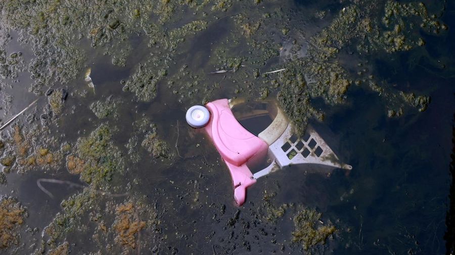 Dasar kering dari satu bagian Kanal Rochdale terlihat setelah musim kemarau panjang menyebabkan permukaan air terus turun di seluruh jaringan kanal di Manchester, Inggris, 21 Juli 2025. (REUTERS/Phil Noble)