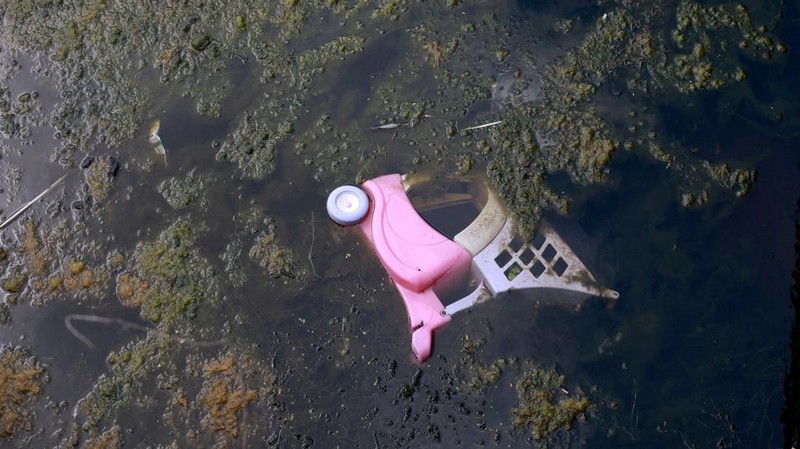 Dasar kering dari satu bagian Kanal Rochdale terlihat setelah musim kemarau panjang menyebabkan permukaan air terus turun di seluruh jaringan kanal di Manchester, Inggris, 21 Juli 2025. (REUTERS/Phil Noble)