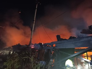 Kebakaran Rumah di Permukiman Rappocini Makassar, Damkarmat Turun Tangan