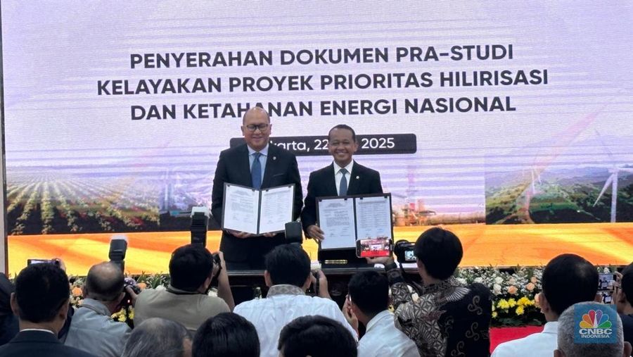 Menteri ESDM Bahlil Lahadalia dan CEO Danantara Rosan Roeslani melakukan penyerahan Dokumen Pra Studi Kelayakan Proyek Prioritas Hilirisasi. (CNBC Indonesia/Firda Dwi Muliawati)