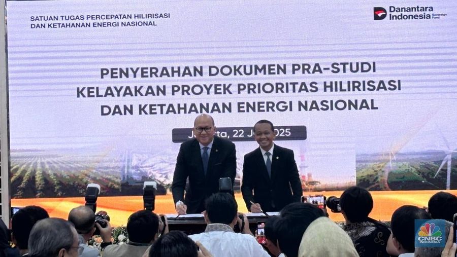 Menteri ESDM Bahlil Lahadalia dan CEO Danantara Rosan Roeslani melakukan penyerahan Dokumen Pra Studi Kelayakan Proyek Prioritas Hilirisasi. (CNBC Indonesia/Firda Dwi Muliawati)