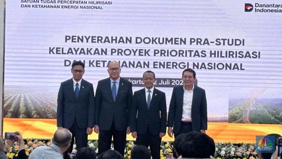 Menteri ESDM Bahlil Lahadalia dan CEO Danantara Rosan Roeslani melakukan penyerahan Dokumen Pra Studi Kelayakan Proyek Prioritas Hilirisasi. (CNBC Indonesia/Firda Dwi Muliawati)