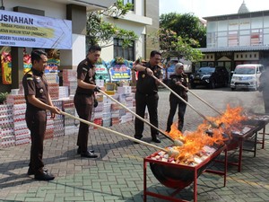 298.452 Batang Rokok Ilegal Dimusnahkan Kejari Tulungagung