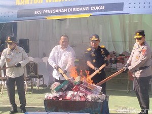 248 Ribu Batang Rokok Ilegal Disita dari Pedagang di Aceh Dibakar