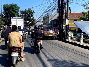 Keluh Pengendara, Pasar Kaget Bikin Macet Jalan Ciwastra Bandung