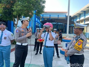 Polisi Nganjuk Blusukan ke Sekolah Edukasi Tertib Lalin-Bagi Helm
