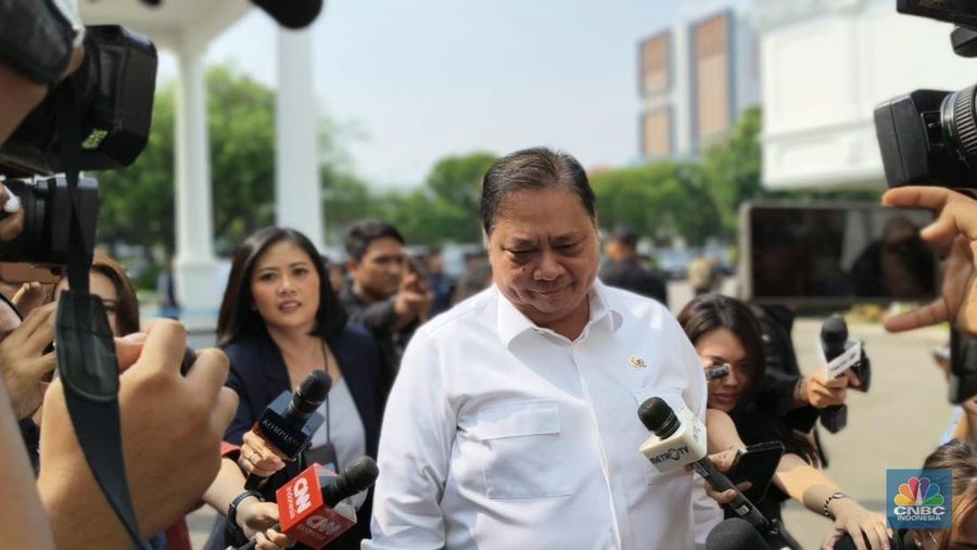 Presiden Prabowo Subianto memanggil sejumlah menteri untuk menghadiri rapat terkait Kawasan Ekonomi Khusus (KEK). Terpantau para menteri mulai berdatangan ke kawasan istana sejak pukul 14.15 WIB. (CNBC Indoensia/Emir Yanwardhana)