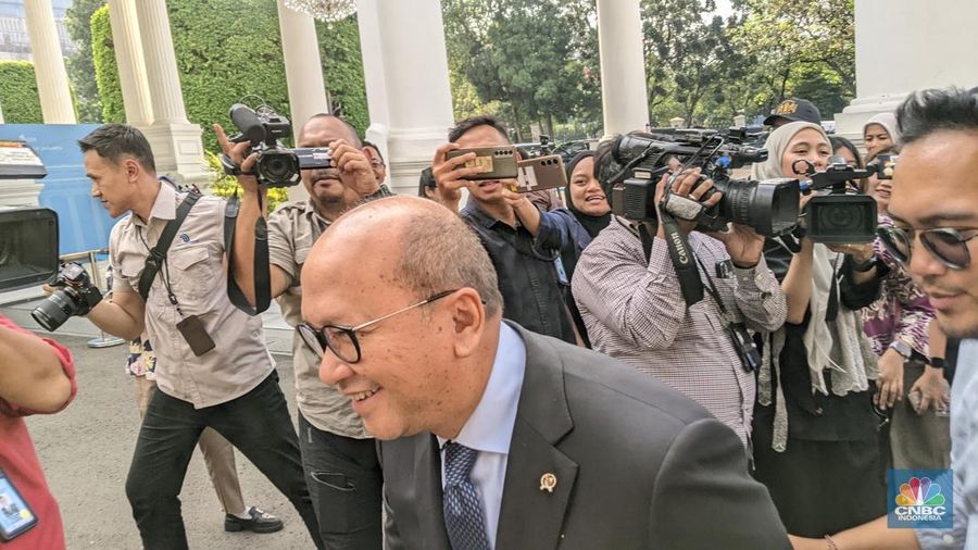 Presiden Prabowo Subianto memanggil sejumlah menteri untuk menghadiri rapat terkait Kawasan Ekonomi Khusus (KEK). Terpantau para menteri mulai berdatangan ke kawasan istana sejak pukul 14.15 WIB. (CNBC Indoensia/Emir Yanwardhana)