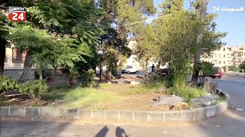Rekaman video memperlihatkan kantong-kantong jenazah berserakan di halaman Rumah Sakit Nasional Sweida, yang dihuni mayoritas warga komunitas Druze, di kota Sweida, Suriah selatan, pada Minggu (20/7). (Tangkapan Layar Video Reuters/Suwayda 24)