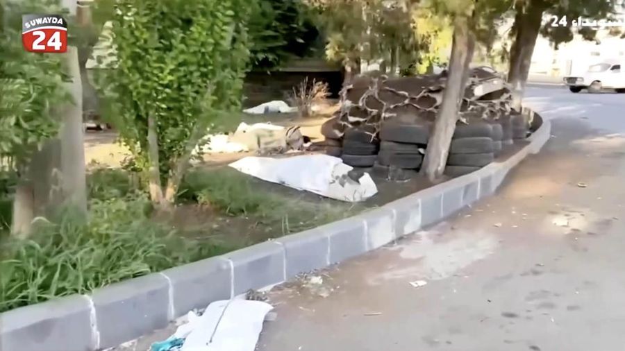 Rekaman video memperlihatkan kantong-kantong jenazah berserakan di halaman Rumah Sakit Nasional Sweida, yang dihuni mayoritas warga komunitas Druze, di kota Sweida, Suriah selatan, pada Minggu (20/7). (Tangkapan Layar Video Reuters/Suwayda 24)