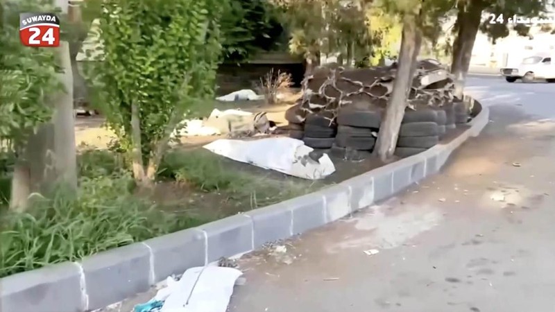 Rekaman video memperlihatkan kantong-kantong jenazah berserakan di halaman Rumah Sakit Nasional Sweida, yang dihuni mayoritas warga komunitas Druze, di kota Sweida, Suriah selatan, pada Minggu (20/7). (Tangkapan Layar Video Reuters/Suwayda 24)