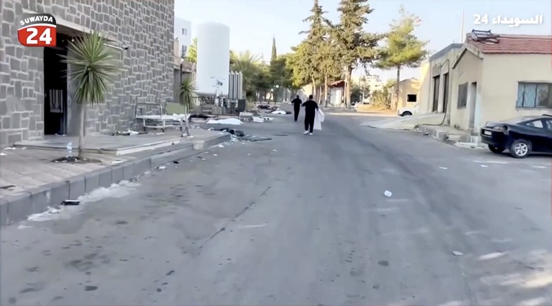 Rekaman video memperlihatkan kantong-kantong jenazah berserakan di halaman Rumah Sakit Nasional Sweida, yang dihuni mayoritas warga komunitas Druze, di kota Sweida, Suriah selatan, pada Minggu (20/7). (Tangkapan Layar Video Reuters/Suwayda 24)