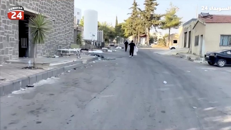 Rekaman video memperlihatkan kantong-kantong jenazah berserakan di halaman Rumah Sakit Nasional Sweida, yang dihuni mayoritas warga komunitas Druze, di kota Sweida, Suriah selatan, pada Minggu (20/7). (Tangkapan Layar Video Reuters/Suwayda 24)