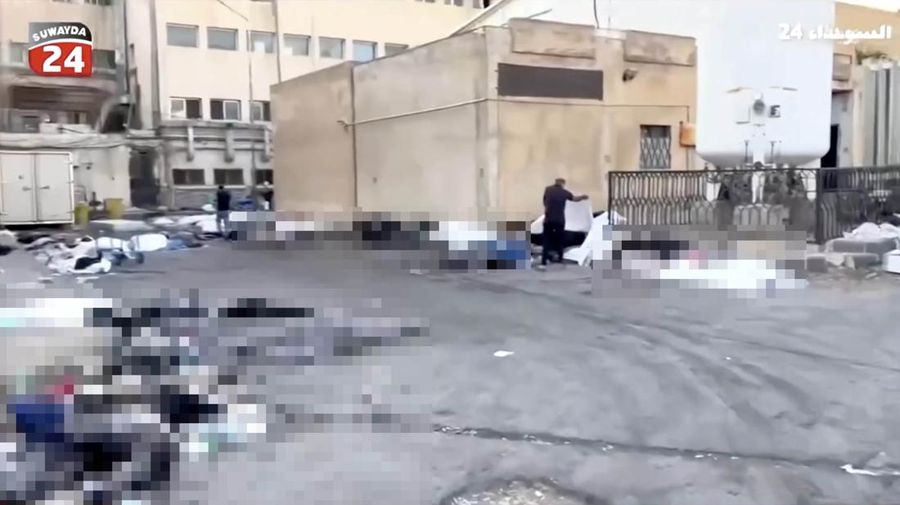 Rekaman video memperlihatkan kantong-kantong jenazah berserakan di halaman Rumah Sakit Nasional Sweida, yang dihuni mayoritas warga komunitas Druze, di kota Sweida, Suriah selatan, pada Minggu (20/7). (Tangkapan Layar Video Reuters/Suwayda 24)