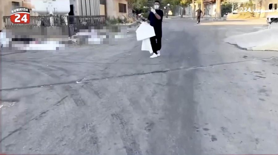 Rekaman video memperlihatkan kantong-kantong jenazah berserakan di halaman Rumah Sakit Nasional Sweida, yang dihuni mayoritas warga komunitas Druze, di kota Sweida, Suriah selatan, pada Minggu (20/7). (Tangkapan Layar Video Reuters/Suwayda 24)