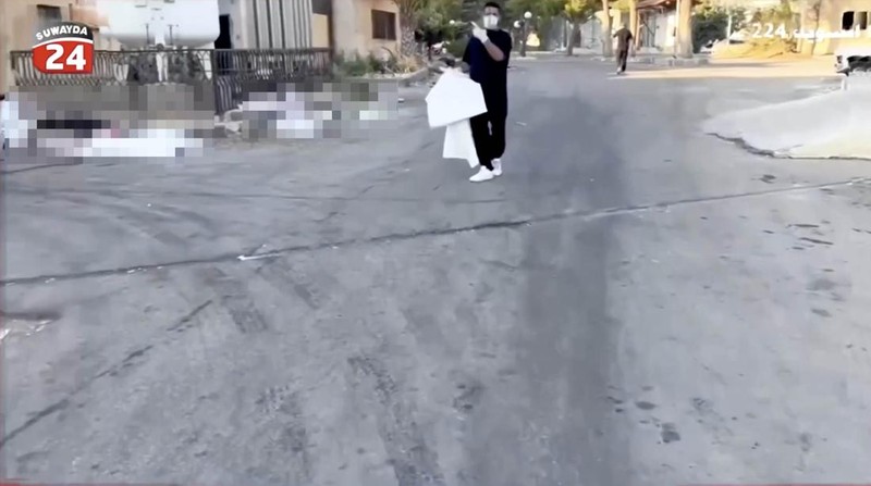 Rekaman video memperlihatkan kantong-kantong jenazah berserakan di halaman Rumah Sakit Nasional Sweida, yang dihuni mayoritas warga komunitas Druze, di kota Sweida, Suriah selatan, pada Minggu (20/7). (Tangkapan Layar Video Reuters/Suwayda 24)