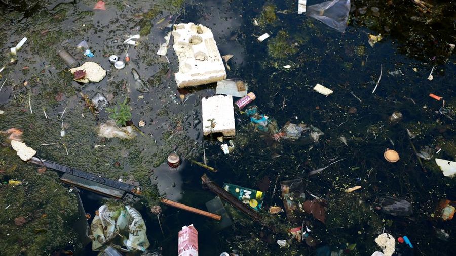 Dasar kering dari satu bagian Kanal Rochdale terlihat setelah musim kemarau panjang menyebabkan permukaan air terus turun di seluruh jaringan kanal di Manchester, Inggris, 21 Juli 2025. (REUTERS/Phil Noble)