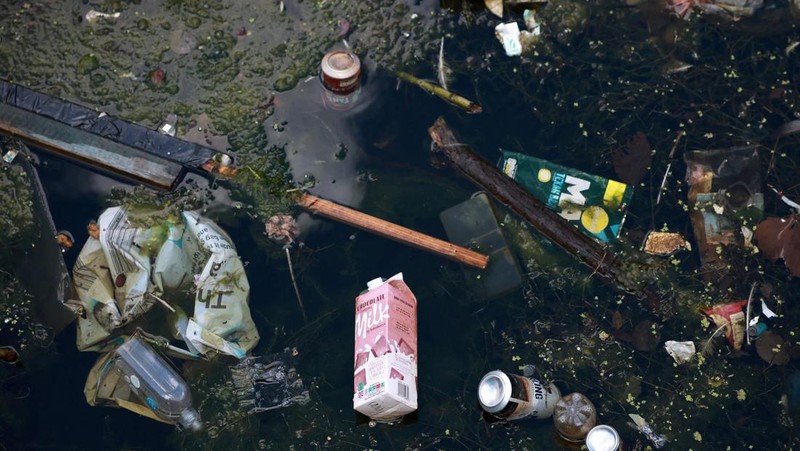 Dasar kering dari satu bagian Kanal Rochdale terlihat setelah musim kemarau panjang menyebabkan permukaan air terus turun di seluruh jaringan kanal di Manchester, Inggris, 21 Juli 2025. (REUTERS/Phil Noble)