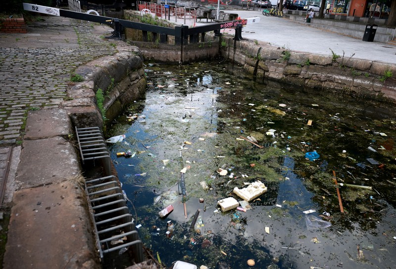 Dasar kering dari satu bagian Kanal Rochdale terlihat setelah musim kemarau panjang menyebabkan permukaan air terus turun di seluruh jaringan kanal di Manchester, Inggris, 21 Juli 2025. Dasar kering dari satu bagian Kanal Rochdale terlihat setelah musim kemarau panjang menyebabkan permukaan air terus turun di seluruh jaringan kanal di Manchester, Inggris, 21 Juli 2025. (REUTERS/Phil Noble)