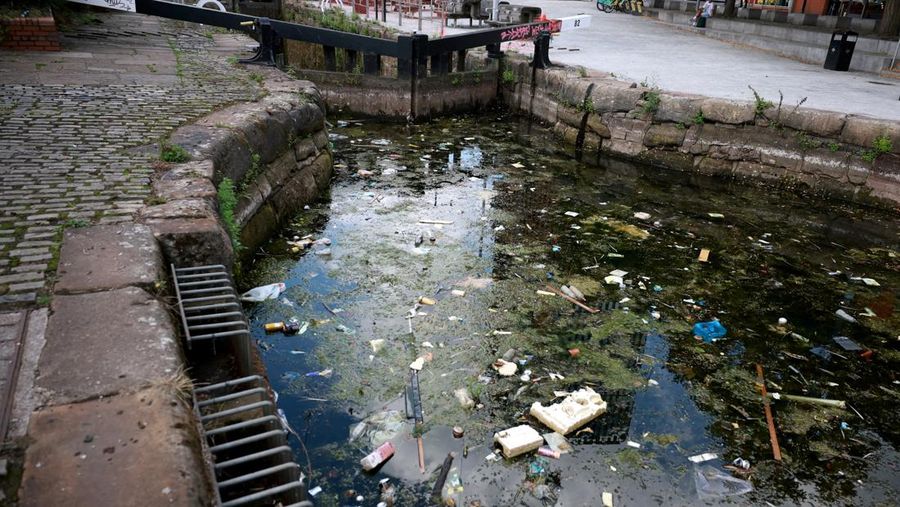 Dasar kering dari satu bagian Kanal Rochdale terlihat setelah musim kemarau panjang menyebabkan permukaan air terus turun di seluruh jaringan kanal di Manchester, Inggris, 21 Juli 2025. (REUTERS/Phil Noble)
