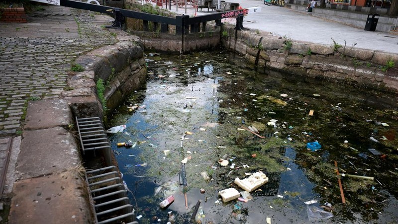 Dasar kering dari satu bagian Kanal Rochdale terlihat setelah musim kemarau panjang menyebabkan permukaan air terus turun di seluruh jaringan kanal di Manchester, Inggris, 21 Juli 2025. (REUTERS/Phil Noble)