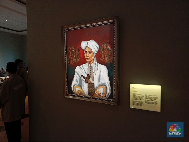 Seseorang pengunjung melihat karya dalam Pameran Nyala perang jawa di Galeri Nasional Indonesia, Jakarta, Senin (21/7/2025). Seseorang pengunjung melihat karya dalam Pameran Nyala perang jawa di Galeri Nasional Indonesia, Jakarta, Senin (21/7/2025). (CNBC Indonesia/M. Fakhriansyah)