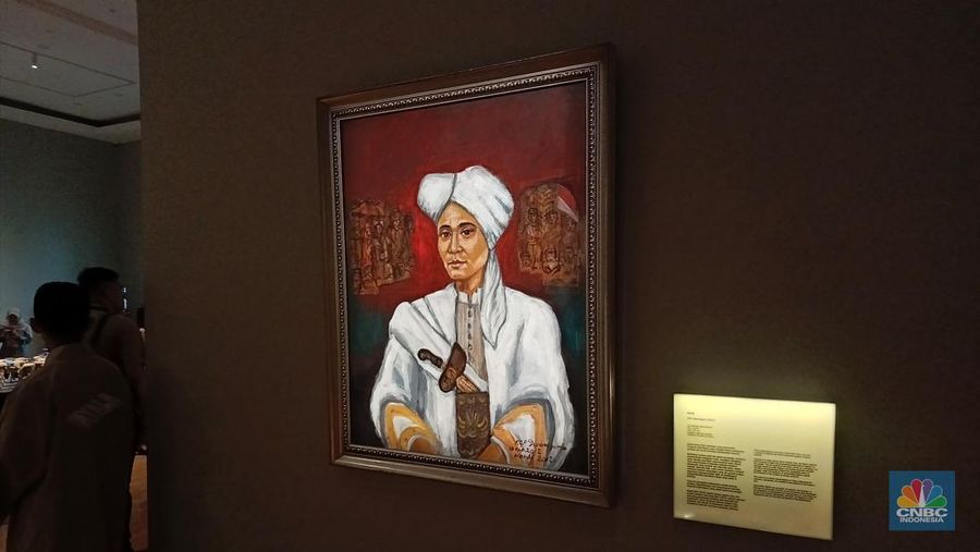 Seseorang pengunjung melihat karya dalam Pameran Nyala perang jawa di Galeri Nasional Indonesia, Jakarta, Senin (21/7/2025). Seseorang pengunjung melihat karya dalam Pameran Nyala perang jawa di Galeri Nasional Indonesia, Jakarta, Senin (21/7/2025). (CNBC Indonesia/M. Fakhriansyah)