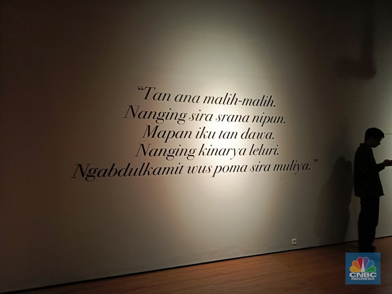 Seseorang pengunjung melihat karya dalam Pameran Nyala perang jawa di Galeri Nasional Indonesia, Jakarta, Senin (21/7/2025). Seseorang pengunjung melihat karya dalam Pameran Nyala perang jawa di Galeri Nasional Indonesia, Jakarta, Senin (21/7/2025). (CNBC Indonesia/M. Fakhriansyah)
