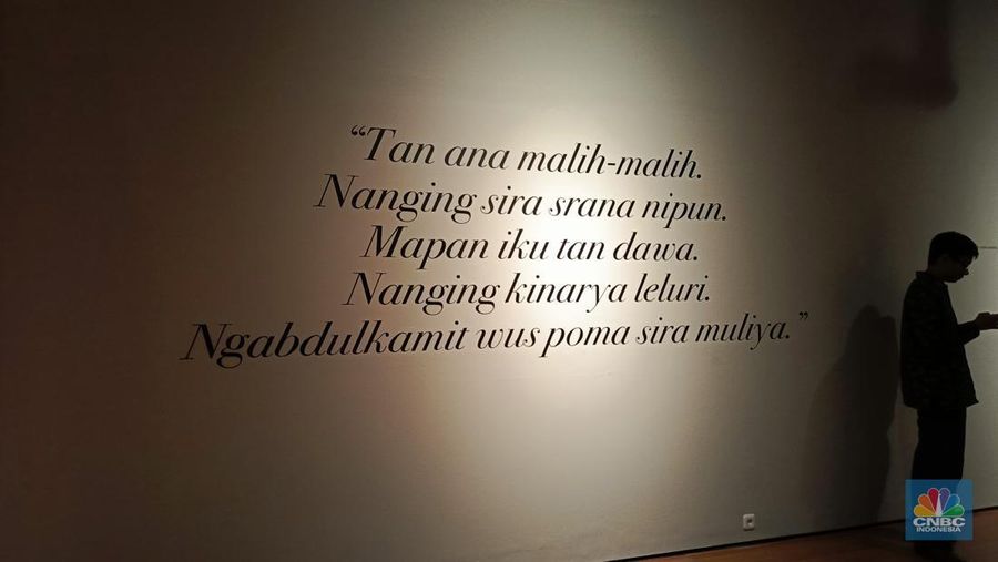 Seseorang pengunjung melihat karya dalam Pameran Nyala perang jawa di Galeri Nasional Indonesia, Jakarta, Senin (21/7/2025). (CNBC Indonesia/M. Fakhriansyah)