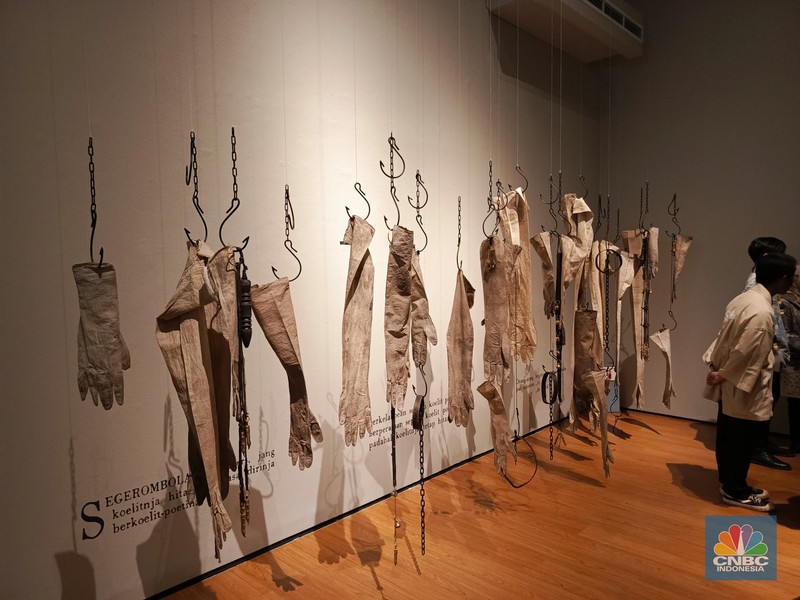 Seseorang pengunjung melihat karya dalam Pameran Nyala perang jawa di Galeri Nasional Indonesia, Jakarta, Senin (21/7/2025). (CNBC Indonesia/M. Fakhriansyah)