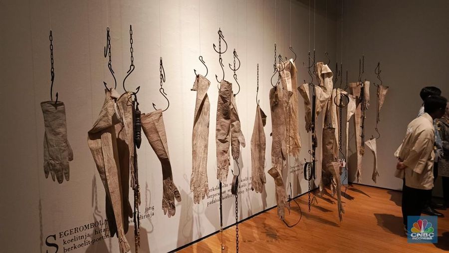 Seseorang pengunjung melihat karya dalam Pameran Nyala perang jawa di Galeri Nasional Indonesia, Jakarta, Senin (21/7/2025). Seseorang pengunjung melihat karya dalam Pameran Nyala perang jawa di Galeri Nasional Indonesia, Jakarta, Senin (21/7/2025). (CNBC Indonesia/M. Fakhriansyah)