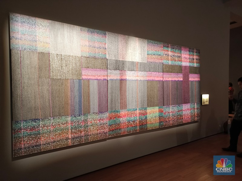 Seseorang pengunjung melihat karya dalam Pameran Nyala perang jawa di Galeri Nasional Indonesia, Jakarta, Senin (21/7/2025). Seseorang pengunjung melihat karya dalam Pameran Nyala perang jawa di Galeri Nasional Indonesia, Jakarta, Senin (21/7/2025). (CNBC Indonesia/M. Fakhriansyah)