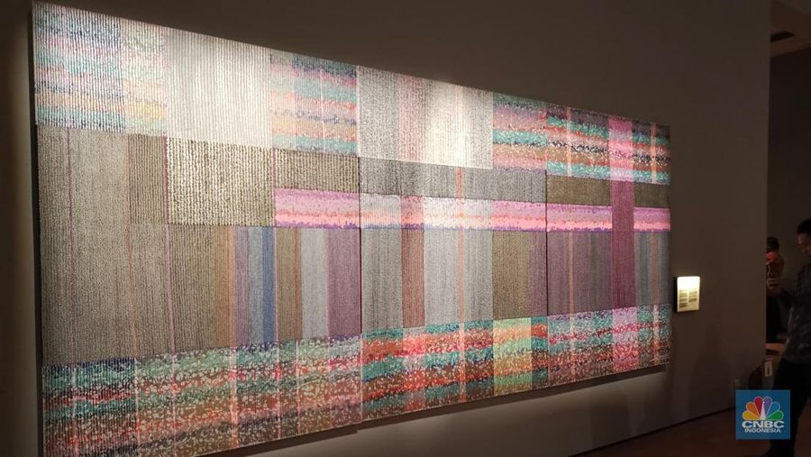 Seseorang pengunjung melihat karya dalam Pameran Nyala perang jawa di Galeri Nasional Indonesia, Jakarta, Senin (21/7/2025). Seseorang pengunjung melihat karya dalam Pameran Nyala perang jawa di Galeri Nasional Indonesia, Jakarta, Senin (21/7/2025). (CNBC Indonesia/M. Fakhriansyah)