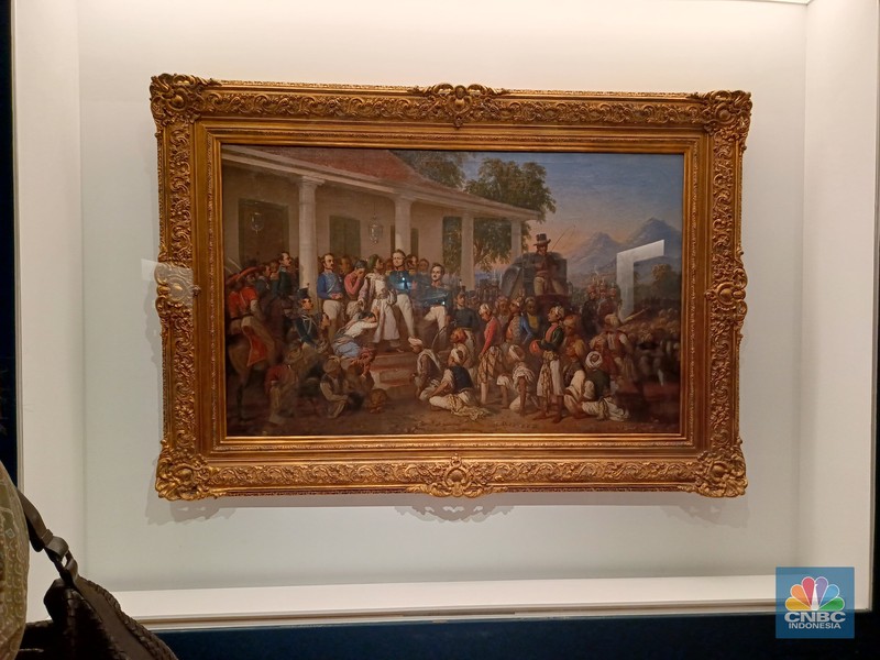 Seseorang pengunjung melihat karya dalam Pameran Nyala perang jawa di Galeri Nasional Indonesia, Jakarta, Senin (21/7/2025). Seseorang pengunjung melihat karya dalam Pameran Nyala perang jawa di Galeri Nasional Indonesia, Jakarta, Senin (21/7/2025). (CNBC Indonesia/M. Fakhriansyah)
