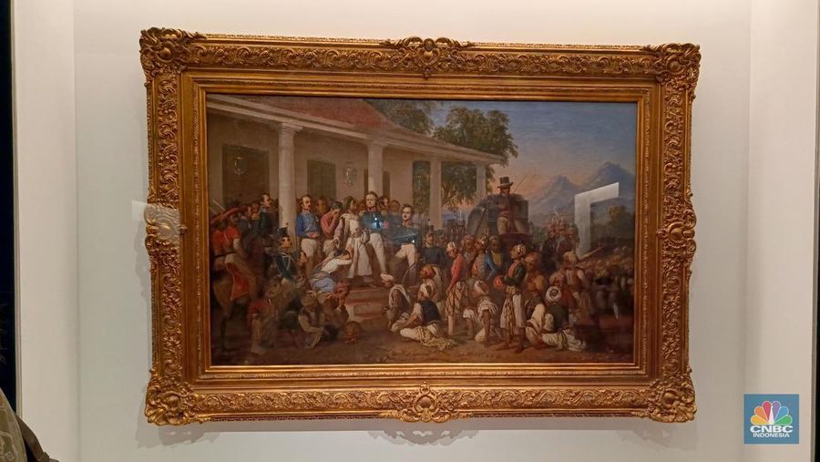 Seseorang pengunjung melihat karya dalam Pameran Nyala perang jawa di Galeri Nasional Indonesia, Jakarta, Senin (21/7/2025). (CNBC Indonesia/M. Fakhriansyah)