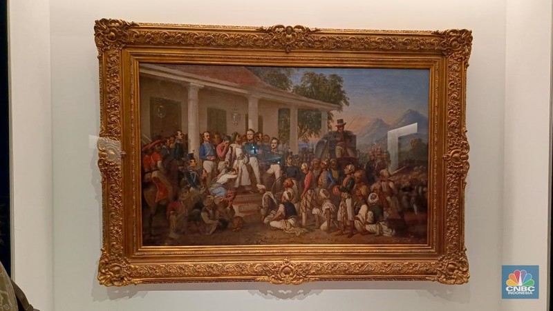 Seseorang pengunjung melihat karya dalam Pameran Nyala perang jawa di Galeri Nasional Indonesia, Jakarta, Senin (21/7/2025). (CNBC Indonesia/M. Fakhriansyah)