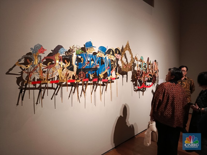 Seseorang pengunjung melihat karya dalam Pameran Nyala perang jawa di Galeri Nasional Indonesia, Jakarta, Senin (21/7/2025). (CNBC Indonesia/M. Fakhriansyah)