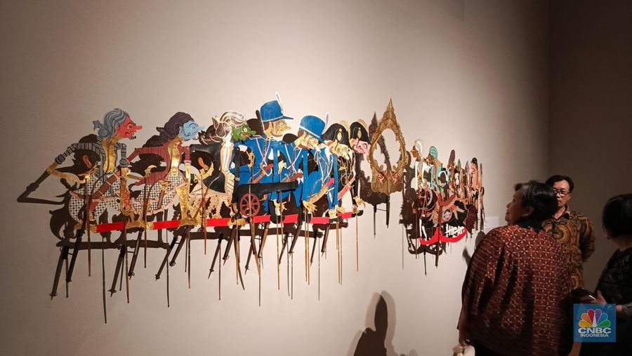 Seseorang pengunjung melihat karya dalam Pameran Nyala perang jawa di Galeri Nasional Indonesia, Jakarta, Senin (21/7/2025). Seseorang pengunjung melihat karya dalam Pameran Nyala perang jawa di Galeri Nasional Indonesia, Jakarta, Senin (21/7/2025). (CNBC Indonesia/M. Fakhriansyah)