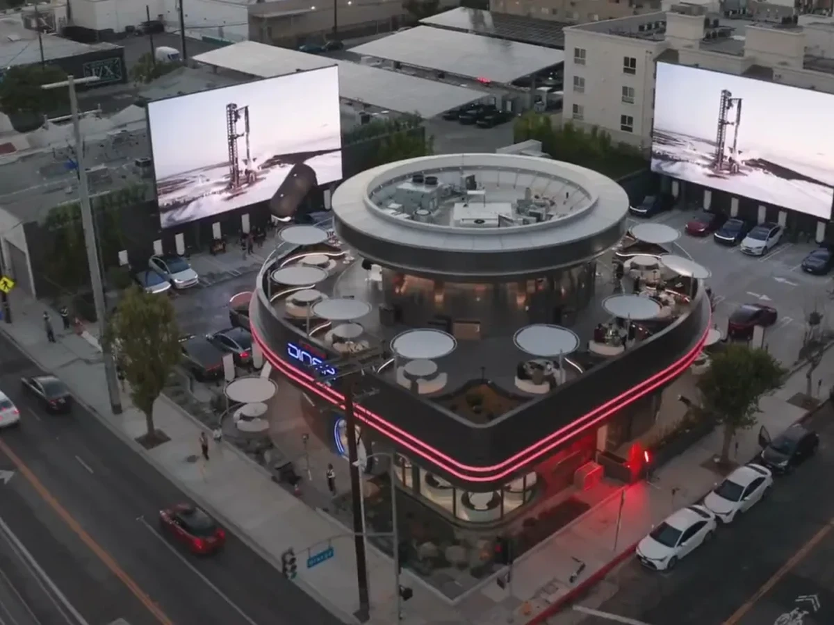 Elon Musk Luncurkan Tesla Diner Hadapi Penurunan Bisnis Mobil Listrik