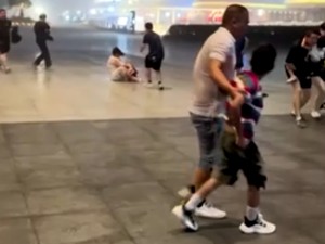 Video Topan Wipha di China, Kencangnya Angin Bikin Orang Terpelanting