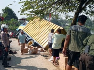 Jalan Ambles, Truk Pengangkut Buku SD Terguling di Setu Jatijajar Depok