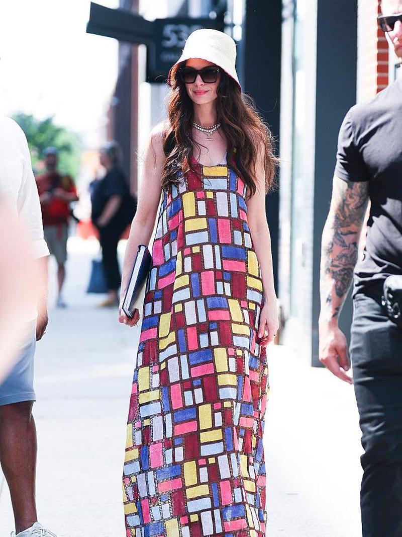 Gaun Anne Hathaway yang Kena Noda di The Devil Wears Prada 2 Bakal Dilelang